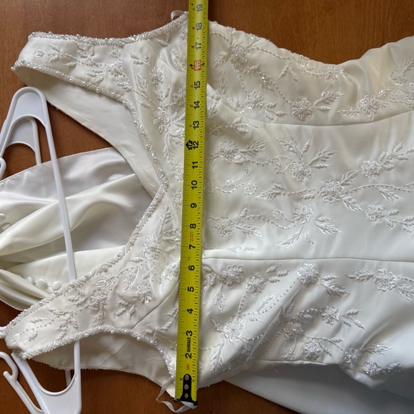 Elegant White Wedding Dress - Picture 16 of 16